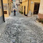 Casa Spaziosa Al Centro Di Ustica דירה *