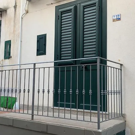 Casa Spaziosa Al Centro Di Ustica דירה