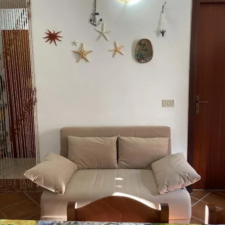 Casa Spaziosa Al Centro Di Ustica Appartement